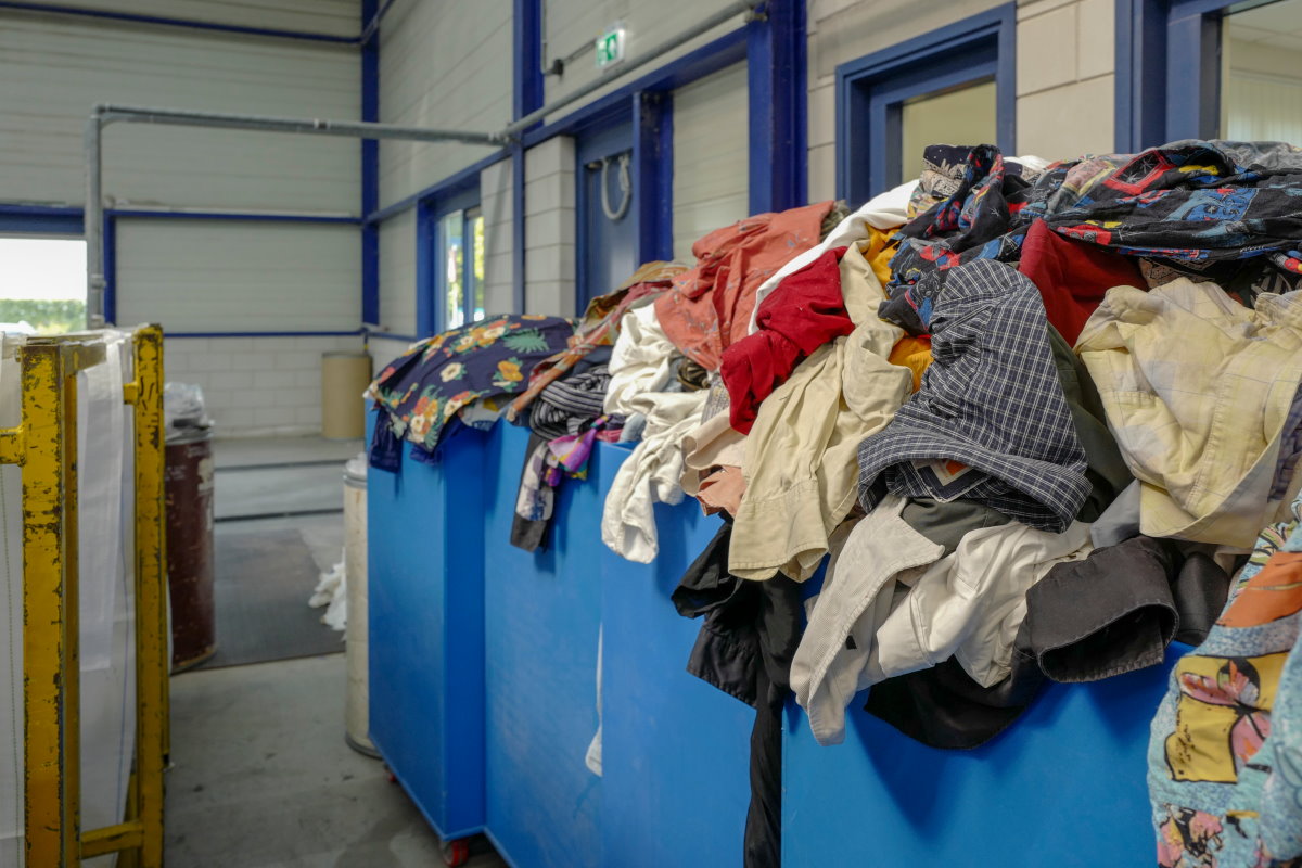kleding recycling en textiel recycling container